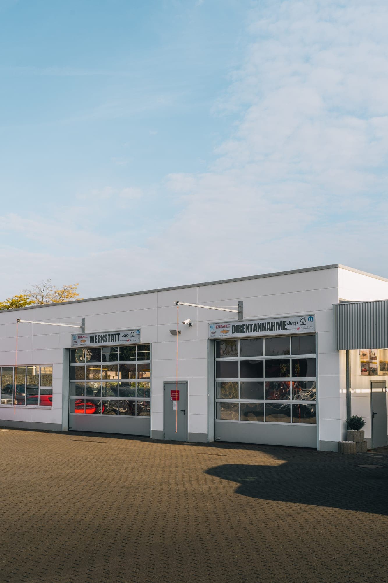 Autohaus Fritz workshop building with two doors, one signed for the workshop and one for direct vehicle drop-off